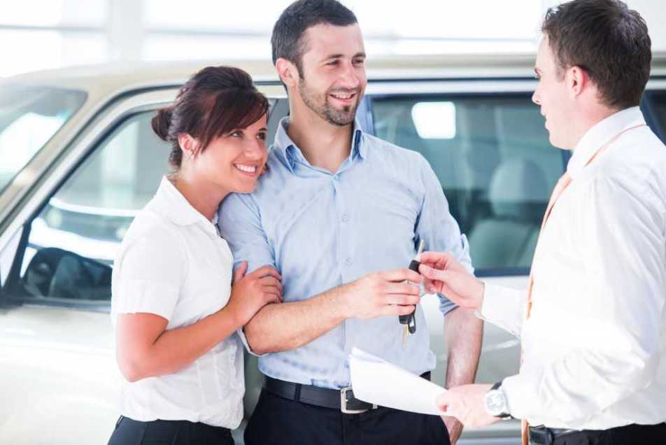 couple buying a car