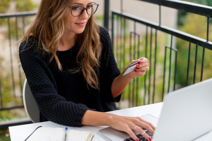 woman using credit card