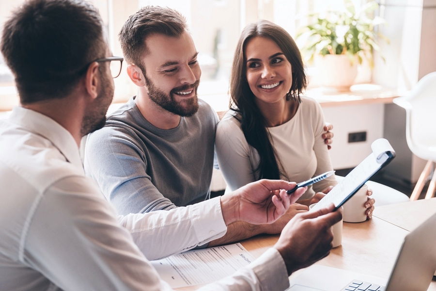 couple signing a mortgage