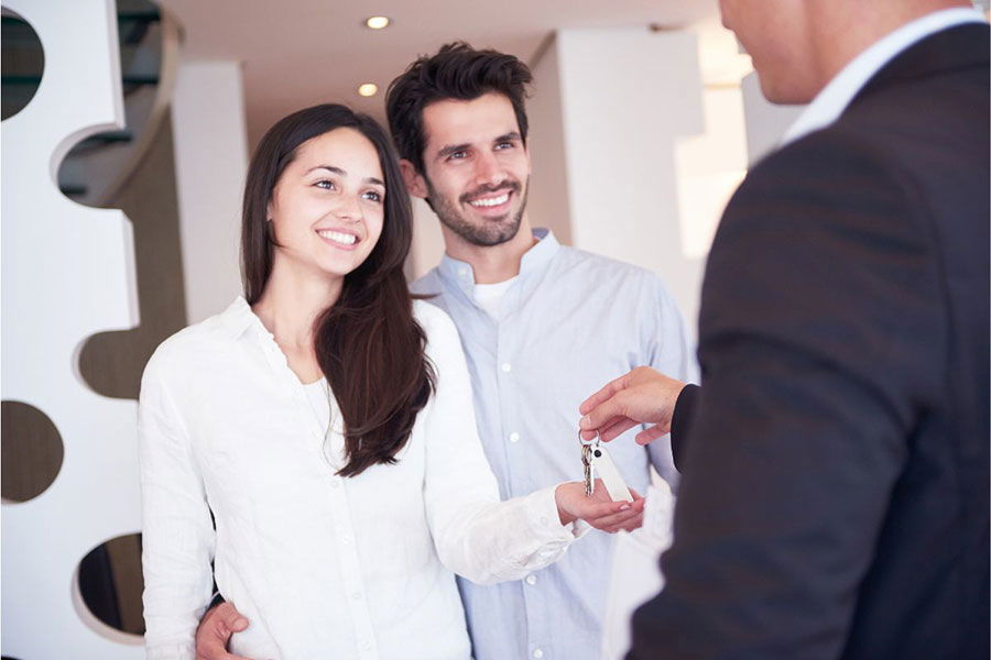 couple receiving keys to home