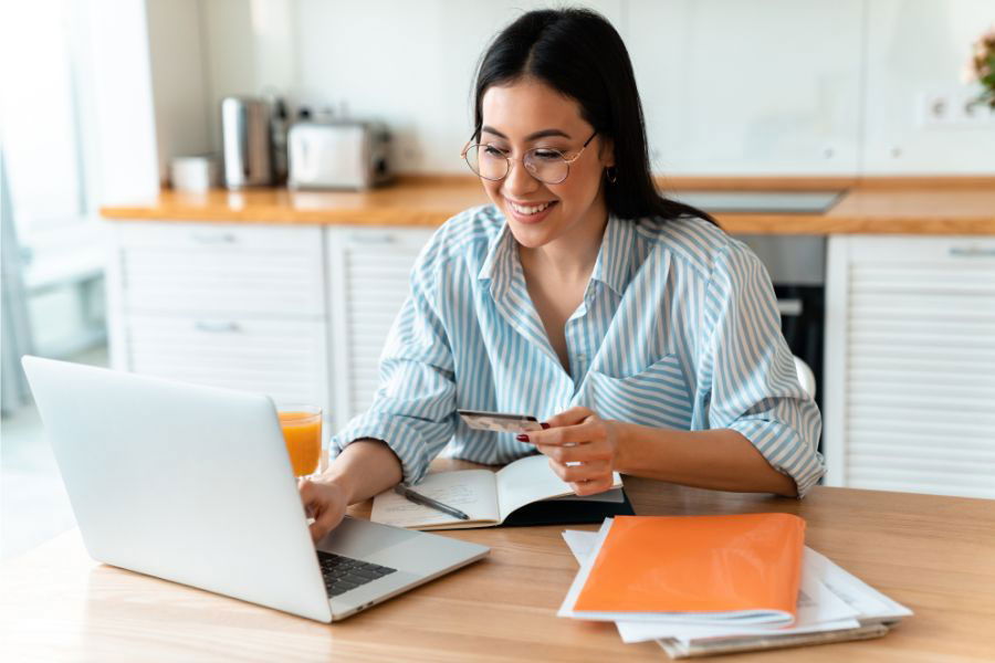 woman using credit card