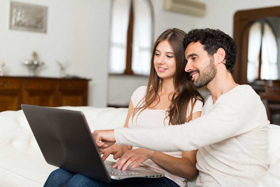 couple buying stocks online