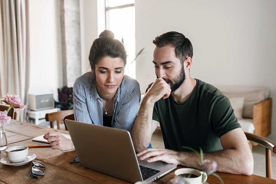 couple investing online