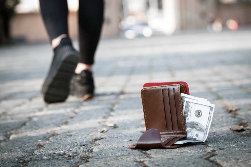 woman dropped wallet on the street