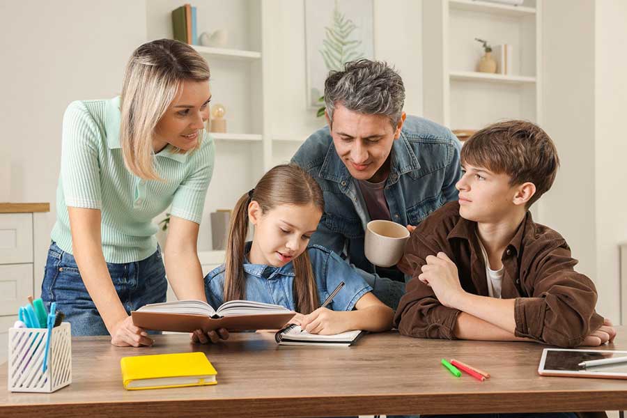 parent teaching kid about money